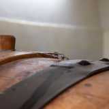 Il ciclo produttivo inizia a fine giugno, quando i frutti vengono raccolti e poi spezzettati e lasciati a macerare per quattro anni con alcol, zucchero, acqua cristallina e aromi naturali segreti